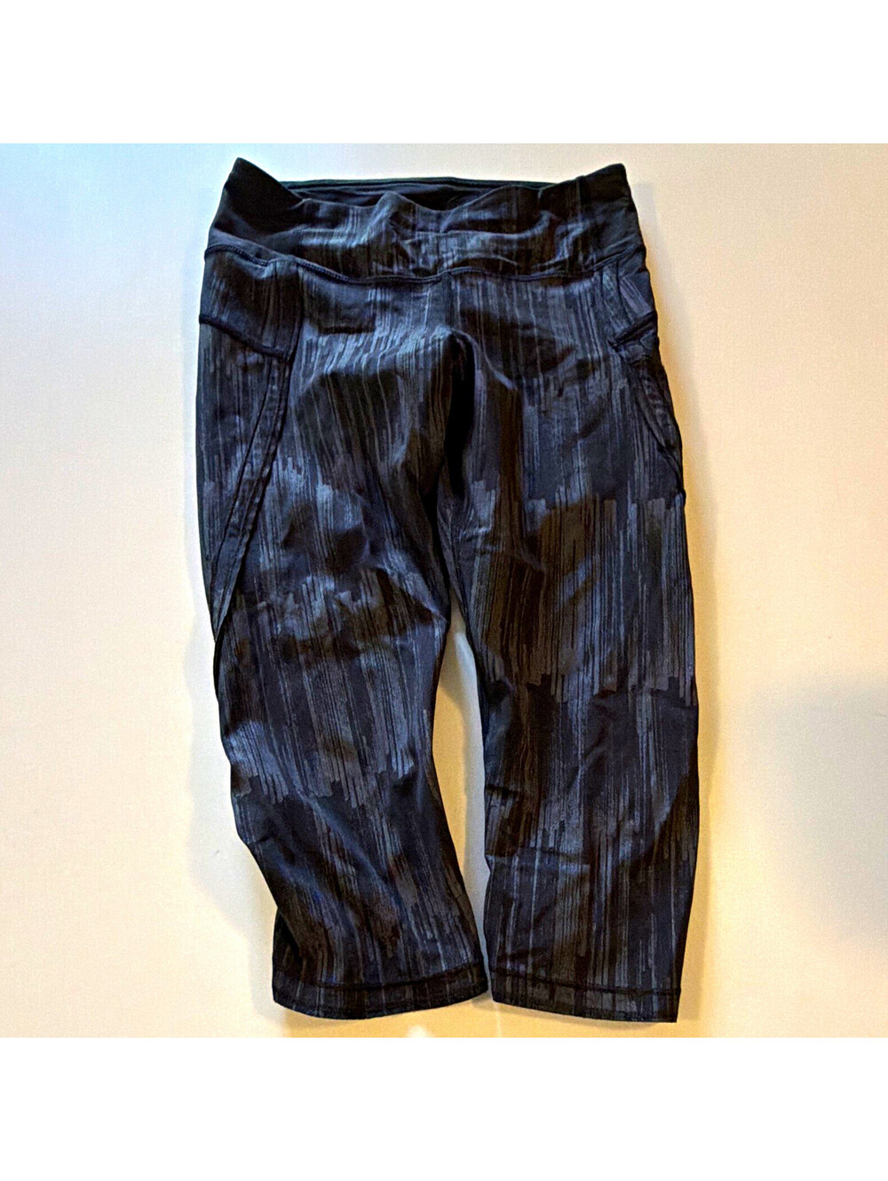 Lululemon Athletica women’s black/gray abstract capri leggings zip pocket 4